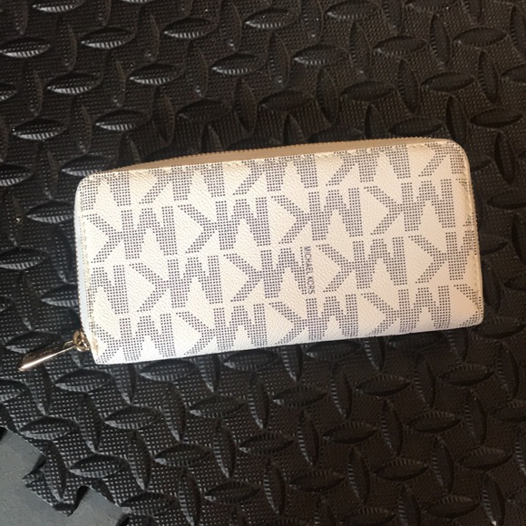 MK ZIP WALLET - Picture 2 of 3